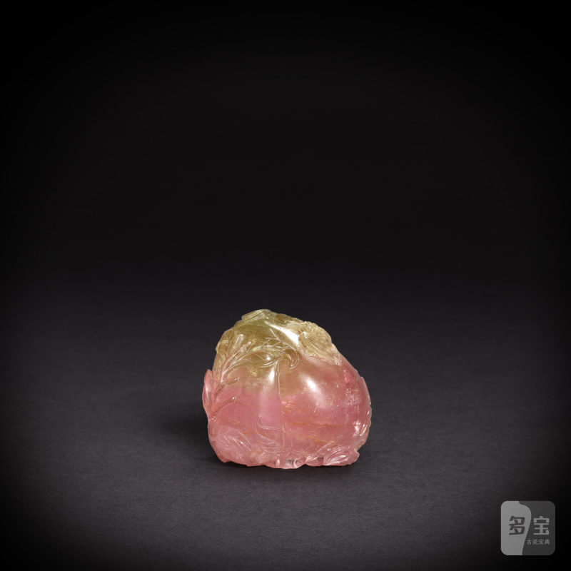 A pink and green tourmaline 'peach and bat' group, Qing dynasty, 19th century | 清十九世紀 碧璽福壽雙全擺件 - 图2